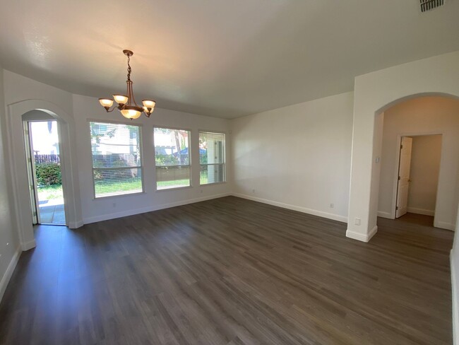 Building Photo - East Elk Grove Home Close to Pleasant Grov...