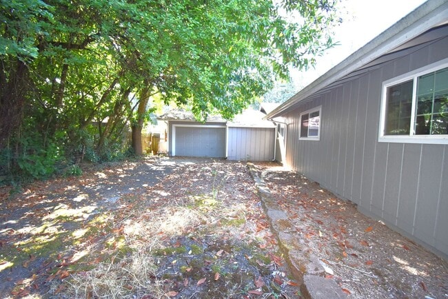 Building Photo - Desirable North Albany home.