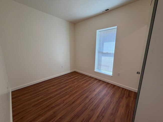 Building Photo - 3 Bedroom 2 bath single family house