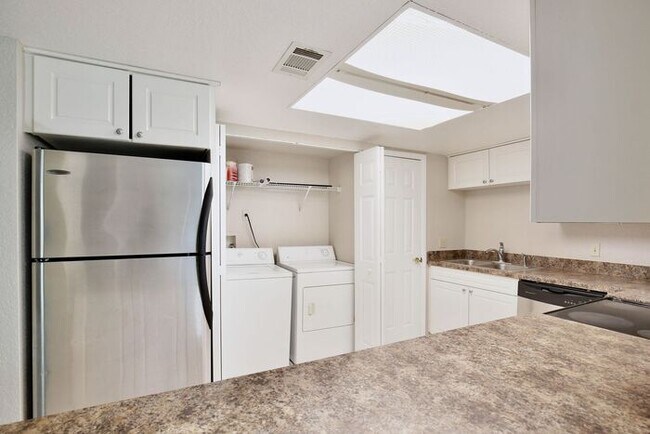 Building Photo - Spacious 2/2 Condo in Hawthorne Village - Orlando! Available Now!