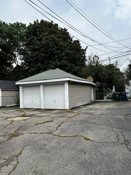 Building Photo - 27 Knoll St