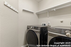 Building Photo - 2122 York Dr