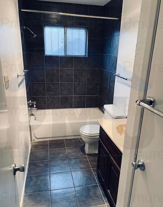 Building Photo - AVAILABLE NOW!!! Charming 3-bedroom, 2-bathroom home in Lancaster