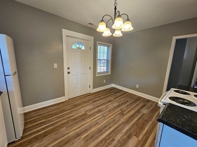 Building Photo - NEW LISTING!!!!!