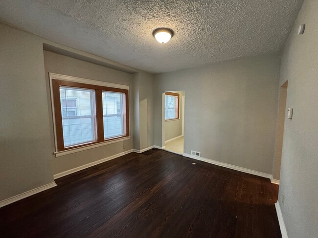 Building Photo - 3-Bedroom, 1-Bathroom Home in South Bend –...