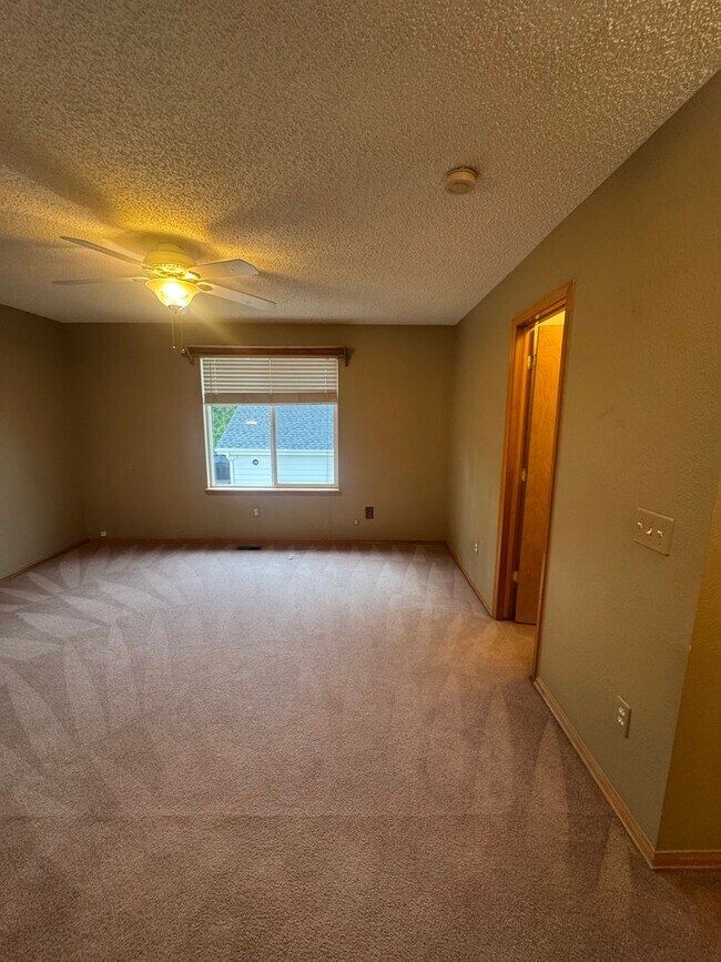 Building Photo - Gorgeous 4 bedroom with Loft and 3 car gar...
