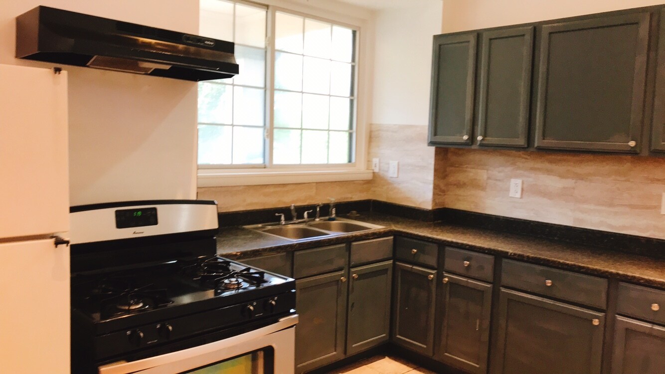 Building Photo - 5818 Hobart St