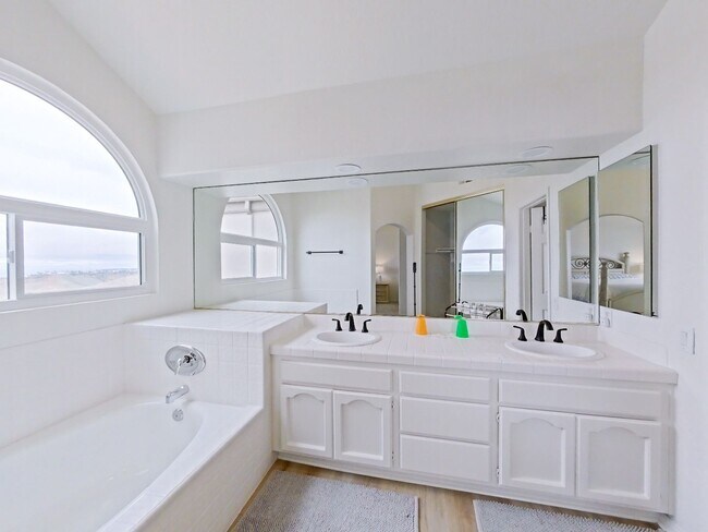 Building Photo - FURNISHED - Elegant 3 bedroom with office ...