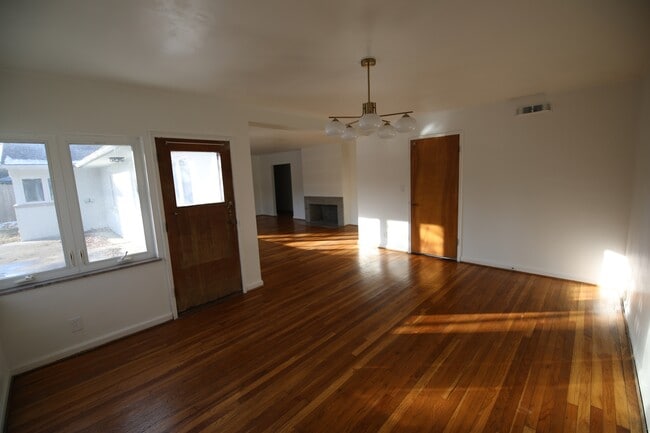 Building Photo - 3191 E Broad St