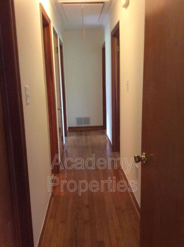 Building Photo - 208 Ball St