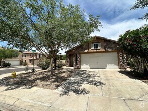 Building Photo - 3 Bed / 2 Bath with No Carpet & Split Floo...