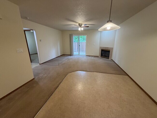 Building Photo - 3 Bedroom / 1.5 Bathroom Duplex Unit - Nearby Transportation, Milwaukie Marketplace and King Road...