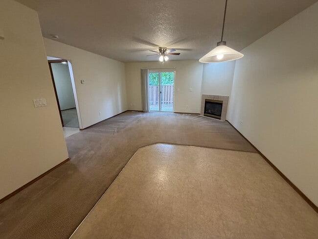Building Photo - **One Portable Window AC Included** 3 Bedroom / 1.5 Bathroom Duplex Unit - Nearby Transportation,...