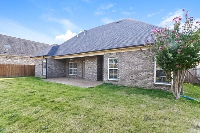 Building Photo - 3400 Valley Crest Dr