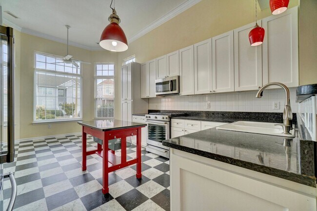 Building Photo - MUST SEE!! 3-Bedroom Home in Bay Breeze Point! Vaulted Ceilings - 1st Floor Primary Bedroom - Att...