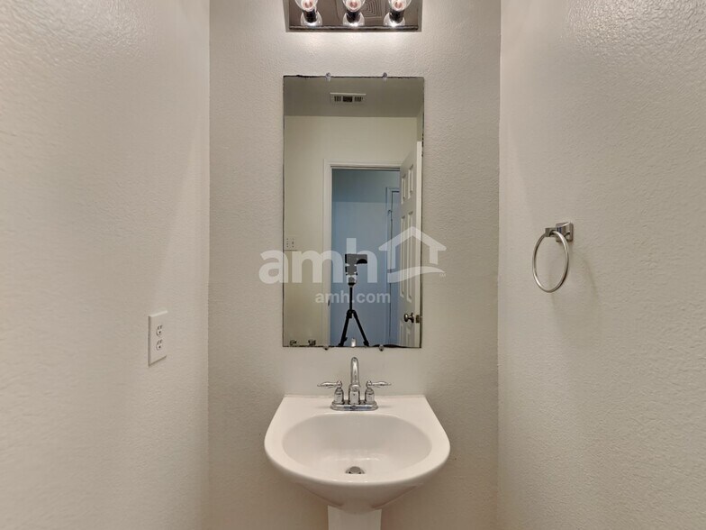 Building Photo - 12529 Patnoe Dr