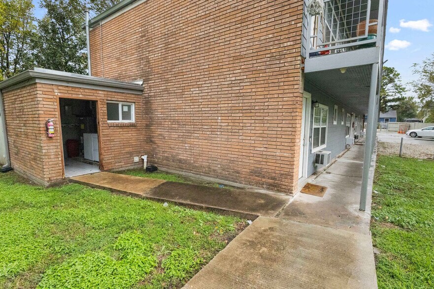 Building Photo - 7813 Detroit St