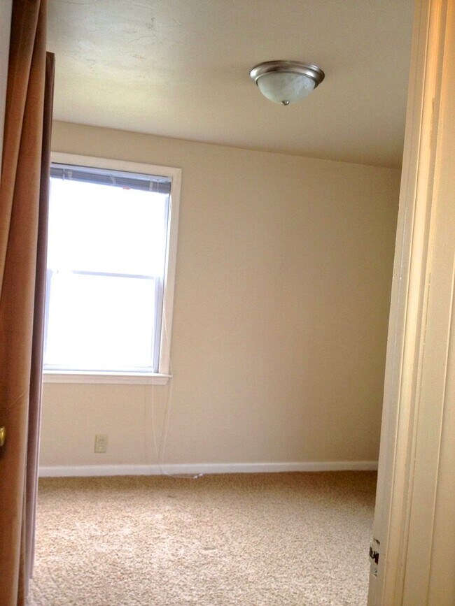 Building Photo - One Bedroom First Floor  Apartment in a 4 unit Building