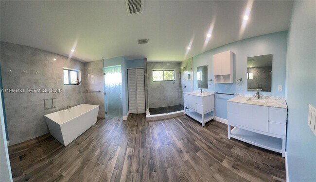 Building Photo - 5425 SW 190th Ave