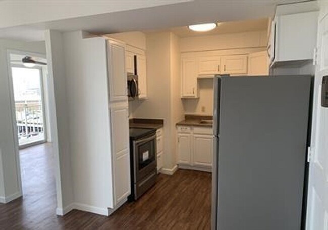 Building Photo - Pet Friendly, Secured, Lanai, AC, Private W&D