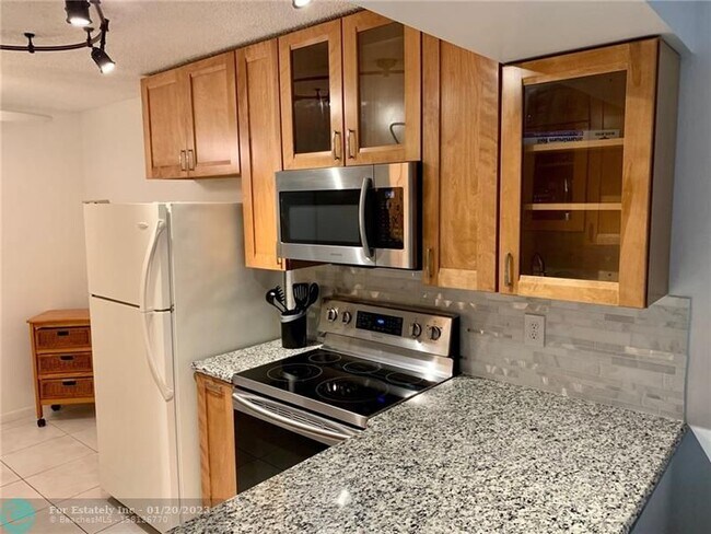 Building Photo - 9845 Riverside Dr