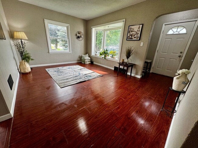 Building Photo - 3 bed, 1 bath home for rent in Waterloo