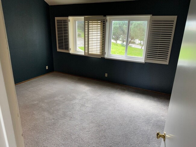 Building Photo - Amazing 2BR/2BA Townhome w/ Parking, In-Un...