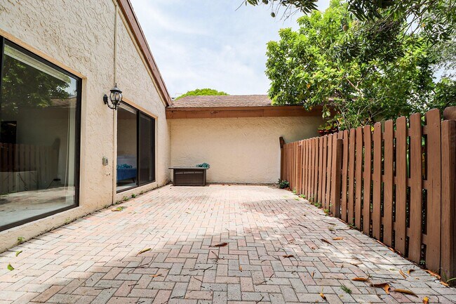 Building Photo - 605 Leslie Dr