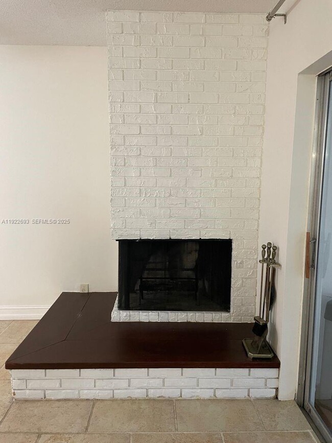 Building Photo - 3141 N Palm Aire Dr