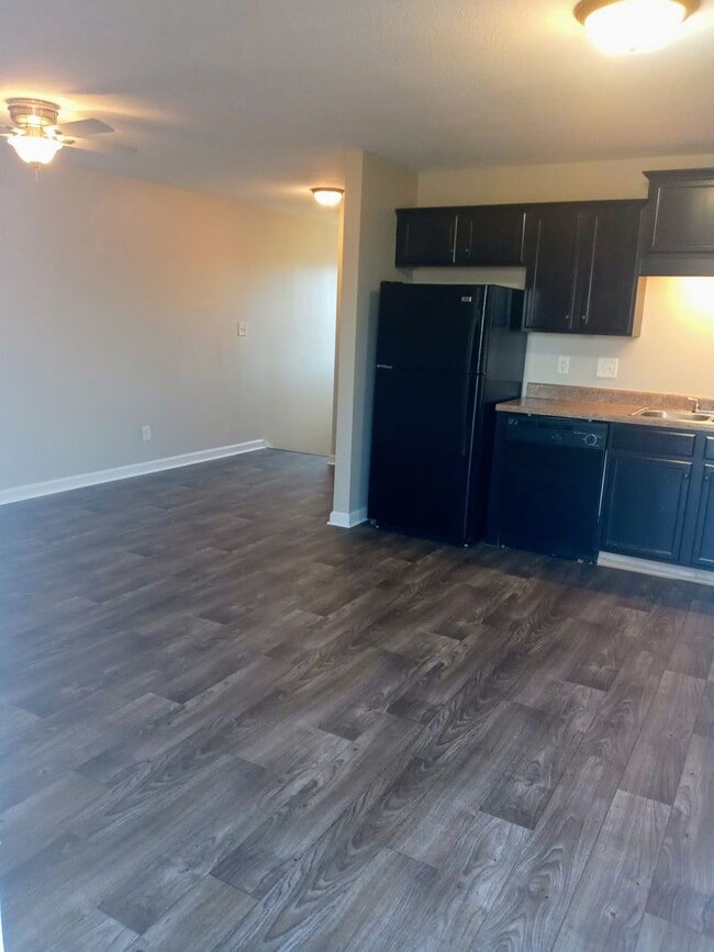 Building Photo - Beautiful 3 Bedroom, 2 Bath Split-Level Townhome with Garage