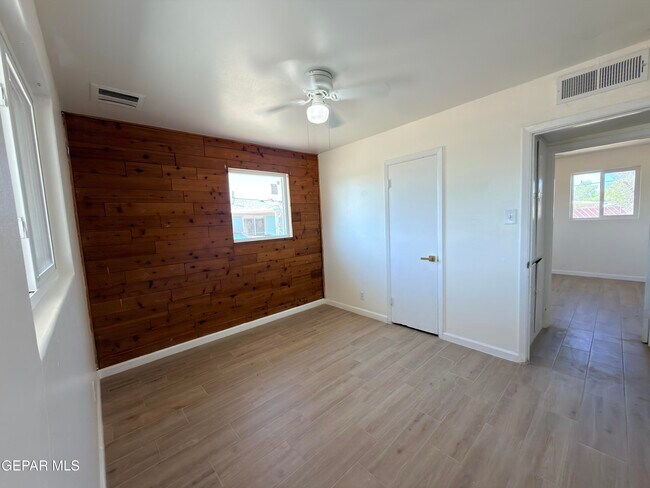 Building Photo - 7605 Parkland Dr