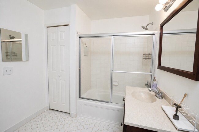 Building Photo - 8 Droyers Pointe Blvd