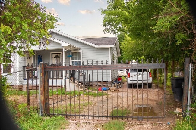 Building Photo - 806 Granville Dr