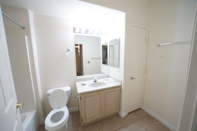 Building Photo - SHOWINGS AVAILABLE NOW