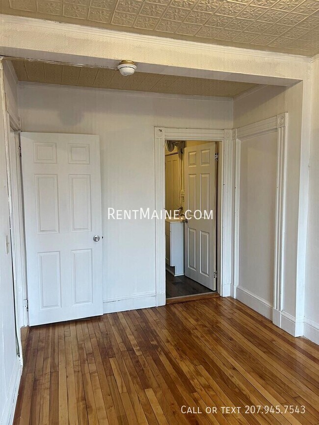 Building Photo - 591 Main St