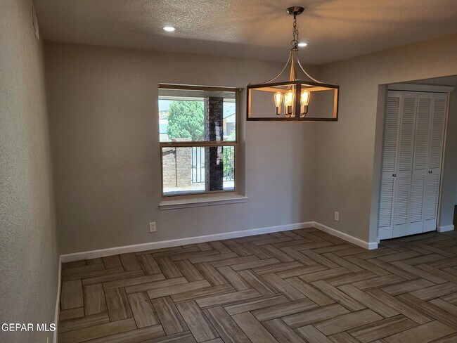 Building Photo - 408 Hollydale Dr