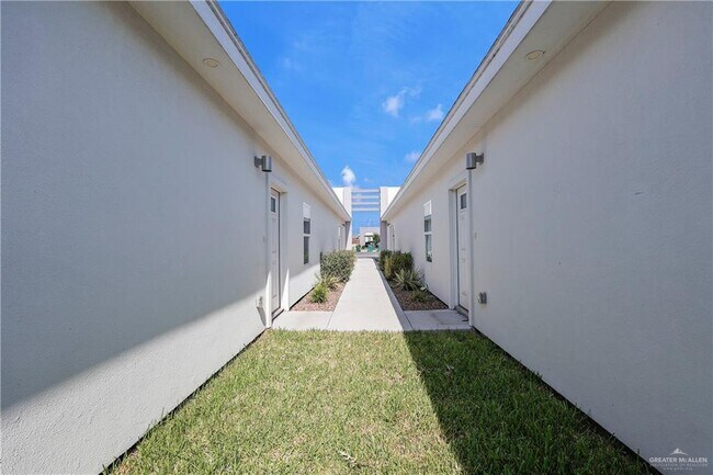 Building Photo - 16 S Dahlia St