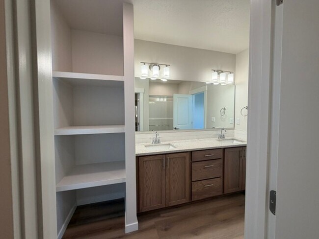 Building Photo - 421 Needlegrass Ln