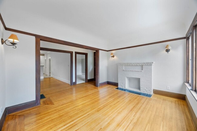 Building Photo - Sun Soaked 2 bedroom 1 bath unit off Piedm...
