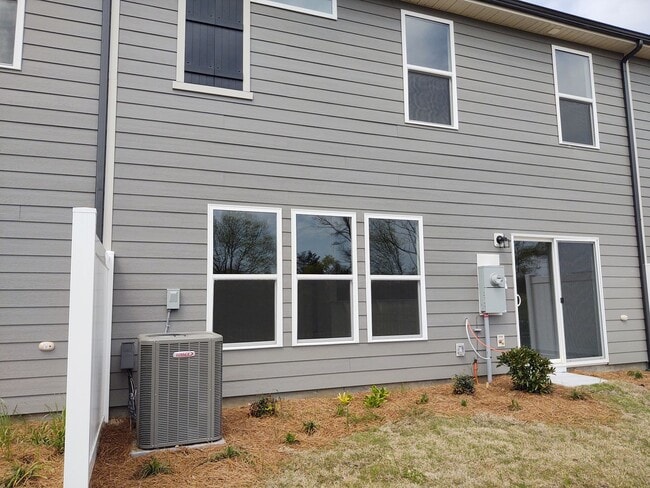 Building Photo - Enchanting Townhome located in the Pringle...
