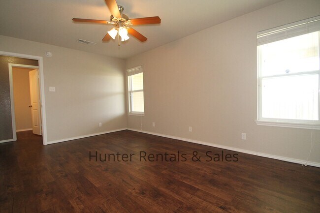 Building Photo - Fabulous Five Bedrooms!