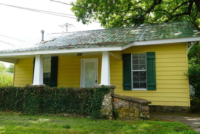 Building Photo - PRE-LEASING! Adorable Bungalow Steps From ...