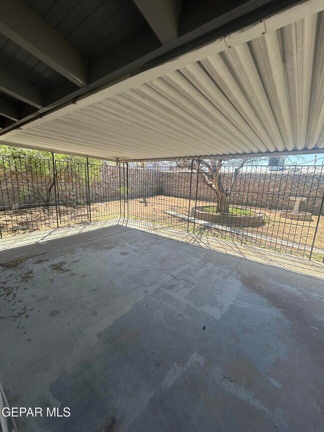 Building Photo - 212 Crestmont Dr