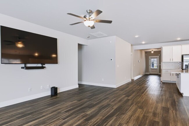 Building Photo - 213 Snapdragon Dr