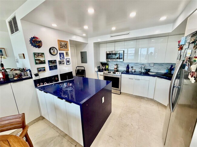 Building Photo - 2150 Sans Souci Blvd