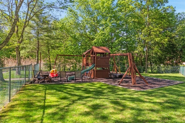 Building Photo - 304 Appletree Ln