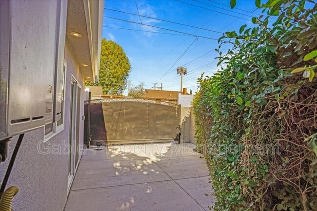 Building Photo - 9428 1/2 Crebs Ave