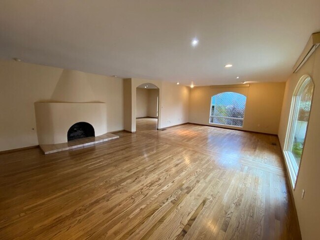 Building Photo - 835 17 Mile Dr