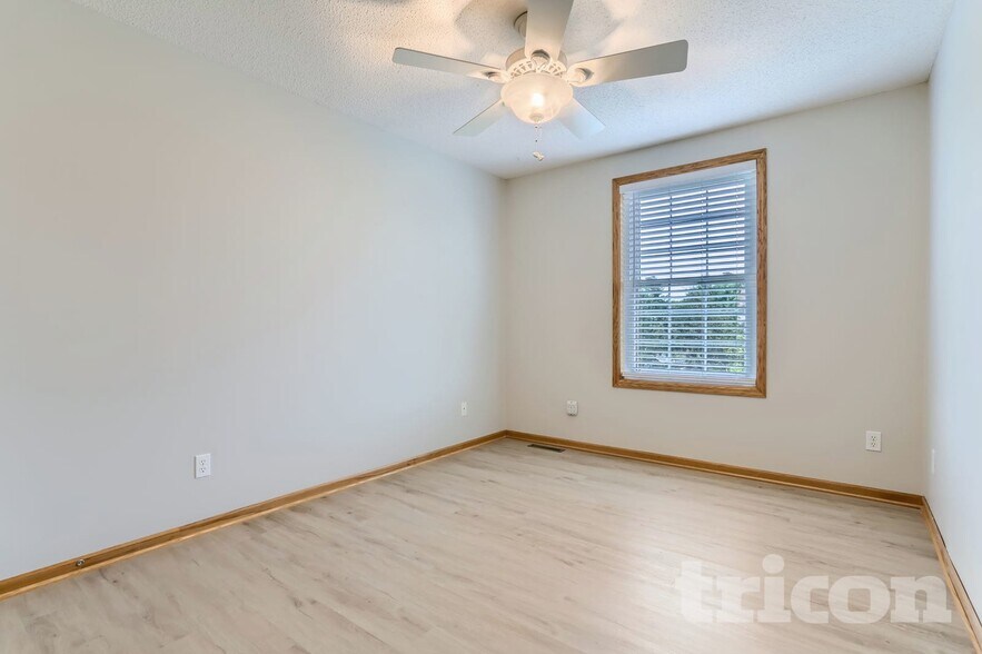 Building Photo - 2202 Marilyn Ave