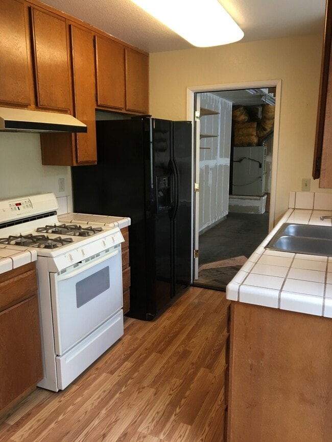 Building Photo - Great 2 Bedroom 2 Bath Condo in Seaside